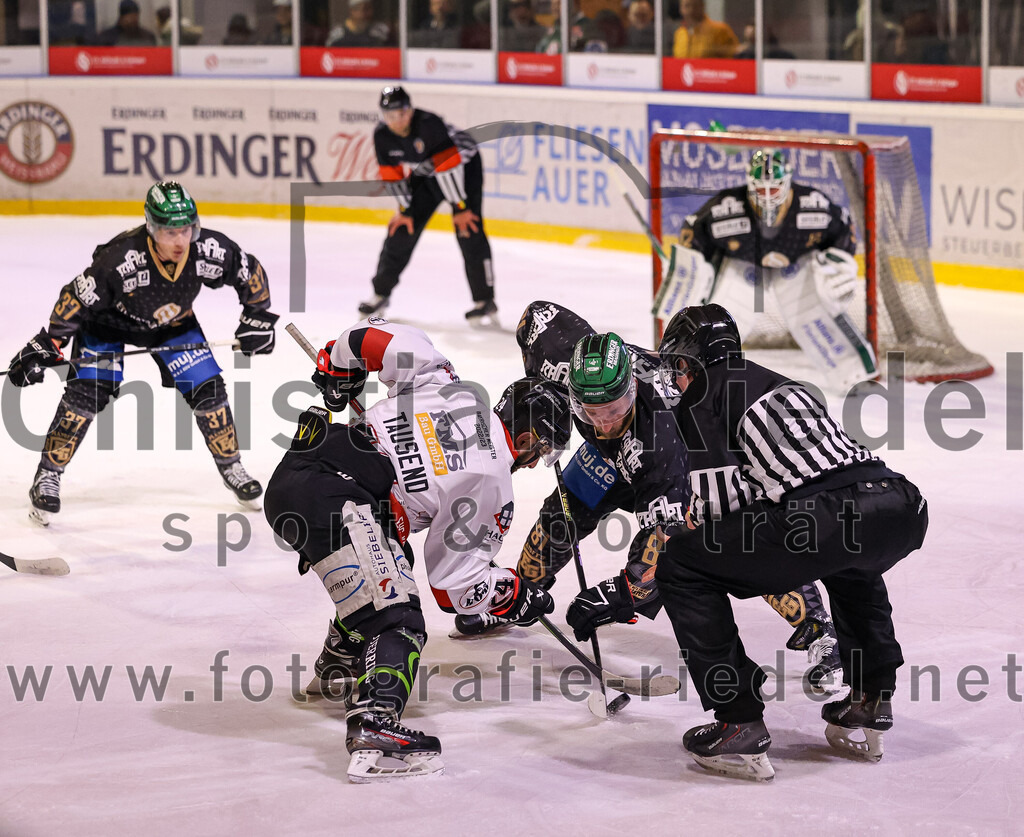 2024-03-08_050_TSV_Erding_gegen_EHC_Koenigsbrunn | Erding, Deutschland, 08.03.2024:
Eishockey, Bayernliga Playoffs 2023 / 2024, 1. Spieltag, TSV Erding gegen EHC Königsbrunn, Endergebnis: 3:0

Thomas Matheson (Erding Gladiators, #37), Dennis Tausend (EHC Königsbrunn, #24), Maximilian Forster (Erding Gladiators, #81)

Foto: Christian Riedel / fotografie-riedel.net