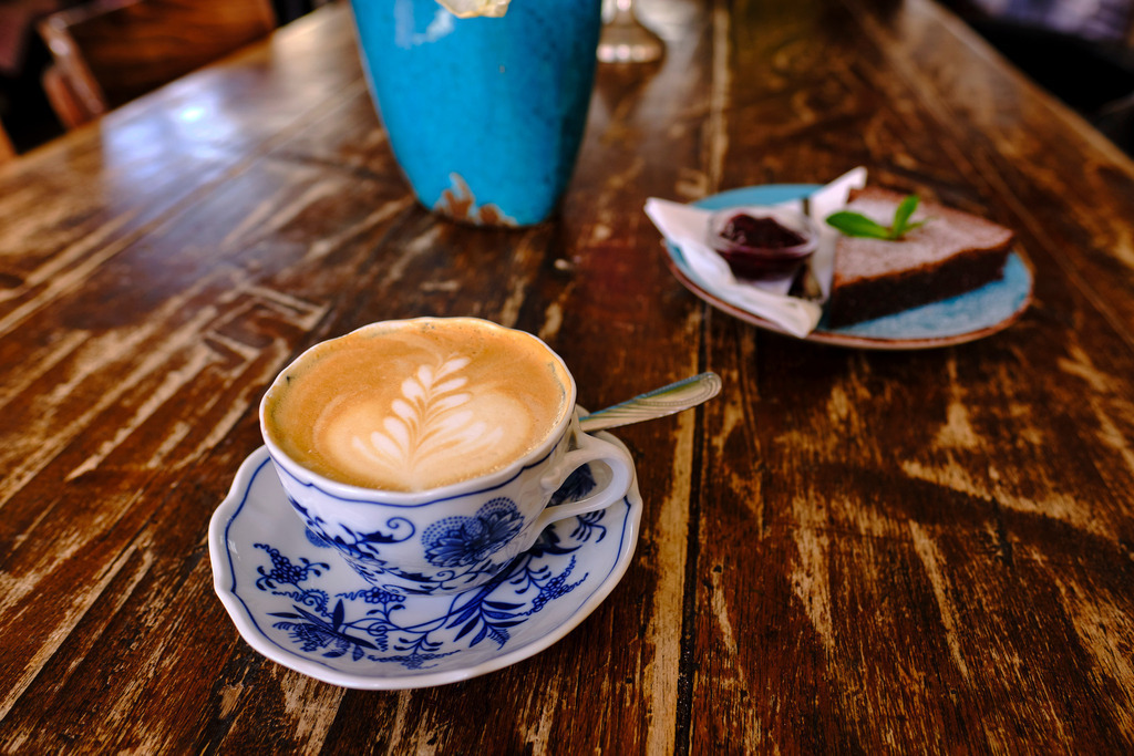 Cafe Mima | Wien, Austria - March 21, 2019: Cafe Mima; eine Melange und ein Schokoladenbrownie ohne Mehl steht auf dem Tisch. - Realisiert mit Pictrs.com