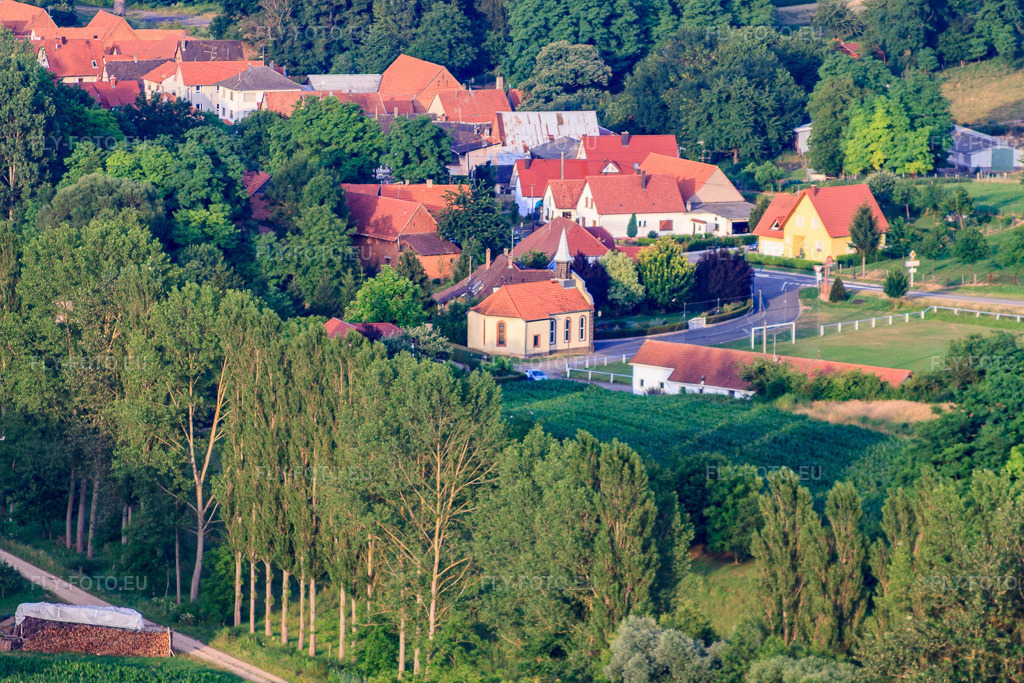 Vue aérienne: Rue de la Hte Vienne avec Terrain de football et Chapelle Saint-Antoine à Neewiller-près-Lauterbourg dans le département Bas Rhin, France – .Photo: IMG_30633.jpg prise le 09/07/2010 par Werner Riehm/FLY-FOTO.eu – Résolution de l'original: 4589 x 3059 px
