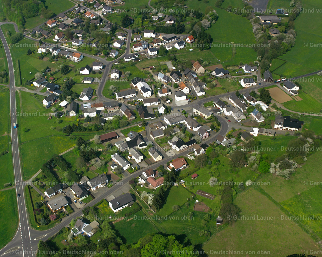 2610010 | ODERSBERG 09.06.2006 Landwirtschaftliche Nutzflächen und Feldgrenzen  umsäumen das Siedlungsgebiet des Dorfes in Odersberg im Bundesland Hessen, Deutschland // Agricultural land and field boundaries surround the settlement area of the village  in Odersberg in the state Hesse, Germany Foto: Gerhard Launer
