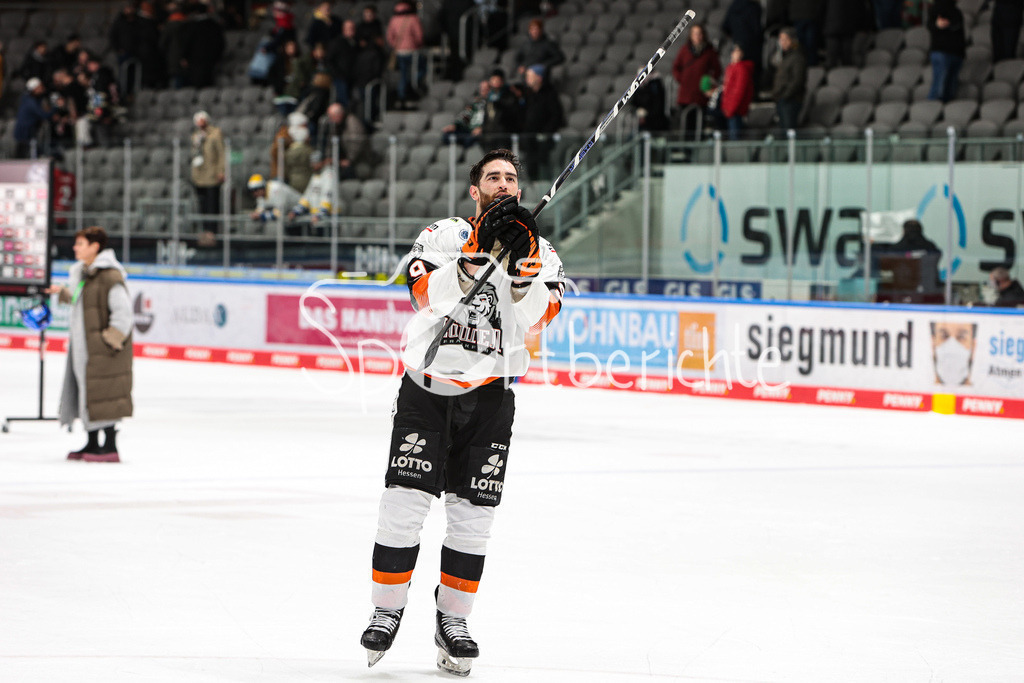 Augsburger Panther - Loewen Frankfurt | Jerry D'AMIGO (FRA #9) bedankt sich bei den mitgereisten Fans