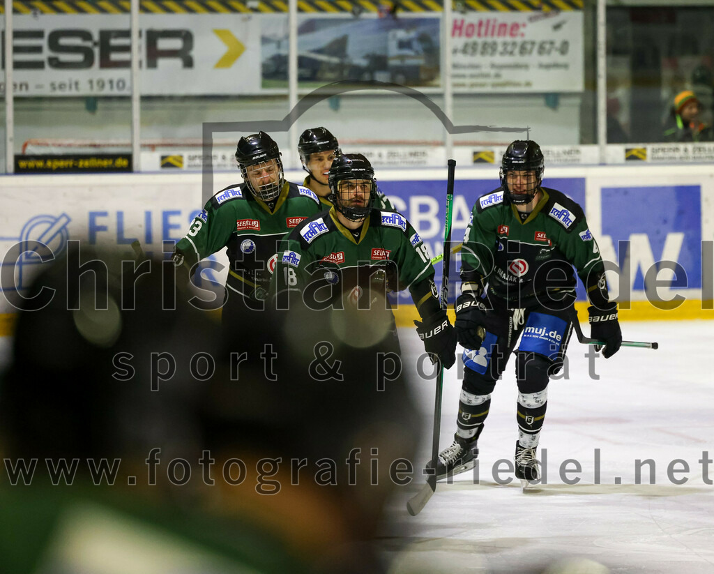2023-03-07_046_TSV_Erding_gegen_ESC_Kempten | Erding, Deutschland, 07.03.2023:
Eishockey, Bayernliga Playoffs 2022 / 2023, Viertelfinale, TSV Erding gegen ESC Kempten, Endergebnis: 9:3

Michael Franz (Erding Gladiators, #13), Mark Waldhausen (Erding Gladiators, #27), Daniel Krzizok (Erding Gladiators, #18), Simon Franz (Erding Gladiators, #4)

Foto: Christian Riedel / fotografie-riedel.net