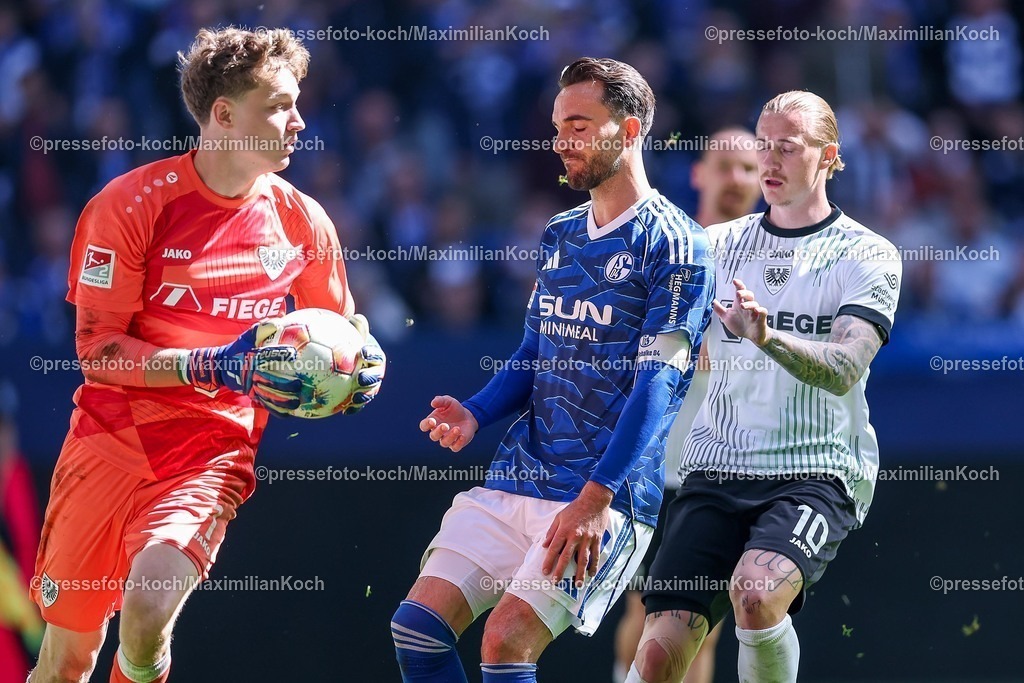 S0419042601052 | 19.04.2026, Fußball, FC Schalke 04 - SC Preußen Münster, 30. Spieltag, 2. Fußball Bundesliga, Veltins-Arena Gelsenkirchen, Saison 2025 2026: Torwart Johannes Schenk&nbsp;(Preussen Muenster #01) verteicdigt gegen Kenan Karaman&nbsp;&nbsp;(Schalke04 #19)  DFB regulations prohibit any use of photographs as image sequences and or quasi-video.