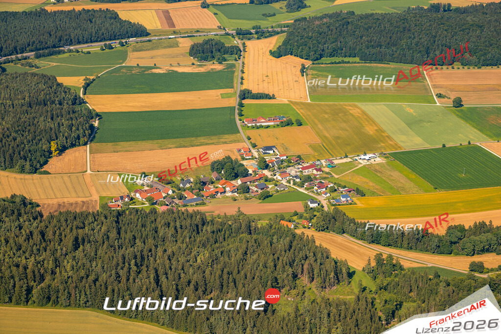 Das Luftbild zeigt : Muttenshofen Lauterhofen - Die Luftaufnahme wurde 2024 vom UL-Flugzeug aus erstellt ( keine Drohne ) - Hochauflösende Luftaufnahme - Für grossformatige Ausdrucke geeignet. Die Geschenkidee !Mit Lizenz und Bildrechte bestellbar