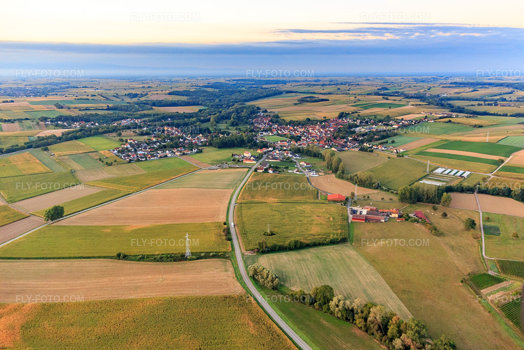 Aerial view: View of the town from the north in Riedseltz in the state Bas-Rhin, France. – Photo: IMG_117755.jpg taken on 09/14/2019 by Werner Riehm/FLY-FOTO.com – Resolution of the original: 5017 x 3345 px