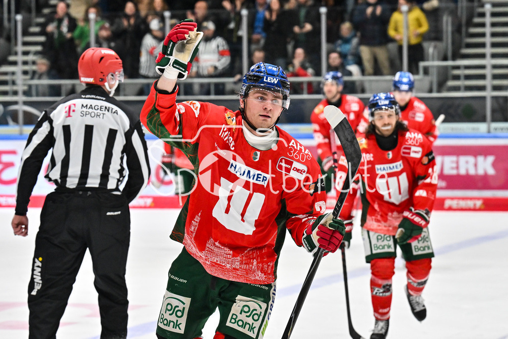 Augsburger Panther - Schwenninger Wild Wings | AUGSBURG, GERMANY - 02. JANUARY: Jubel der Panther nach dem Treffer zum 7-5 durch Alexander BLANK (Augsburger Panther 26) / Tor / Torschuetze / Freude / Happy während dem Match zwischen den Augsburger Panthern und den Schwenninger Wild Wings am 35. Spieltag der Penny DEL im Curt Frenzel Stadion