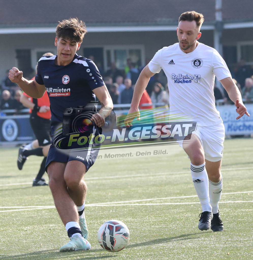 TuS Bruchmühlen - VfL Holsen | Auf dem Bild zu sehen: weiß TuS Bruchmühlen: Kevin Joerend ; schwarz VfL Holsen: Leon HögermeierTuS Bruchmühlen, VfL Holsen, Saison 25/26, Kreisliga A, Deutschland - Realisiert mit Pictrs.com