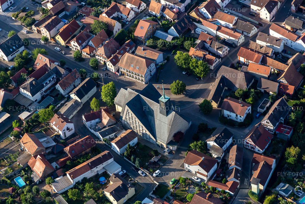 Luftbild: Kirche St. Gertrud Leimersheim in Leimersheim im Bundesland Rheinland-Pfalz in Deutschland. – Foto: IMG_133715.jpg vom 14.08.2022 durch Werner Riehm/FLY-FOTO.de – Auflösung des Originals: 5472 x 3648 px – Aktuelles - Pfarrei Hl. Theodard Rülzheim – VG Ruelzheim