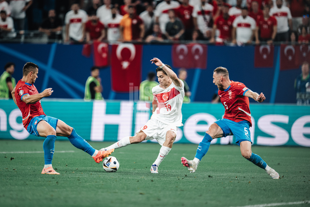 Fußball | Herren | UEFA-Fußball-Europameisterschaft 2024 | Gruppe F | Tschechien vs. Türkei | 26.06.2024 | v.l. Tomas Holes (#3, Tschechien), Kenan Yildiz (#19, Türkei) und Vladimir Coufal (#5, Tschechien)