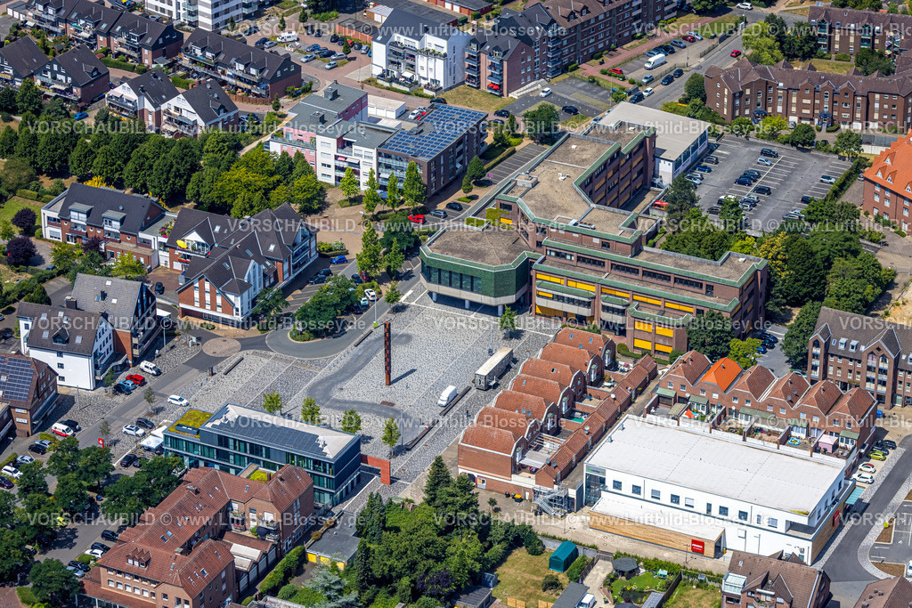 Voerde220703090 | Luftbild, Rathaus Voerde, Stadtbibliothek, Marktplatz, Einkaufszentrum, Reihenhäuser Wohnquartier, Voerde, Ruhrgebiet, Nordrhein-Westfalen, Deutschland