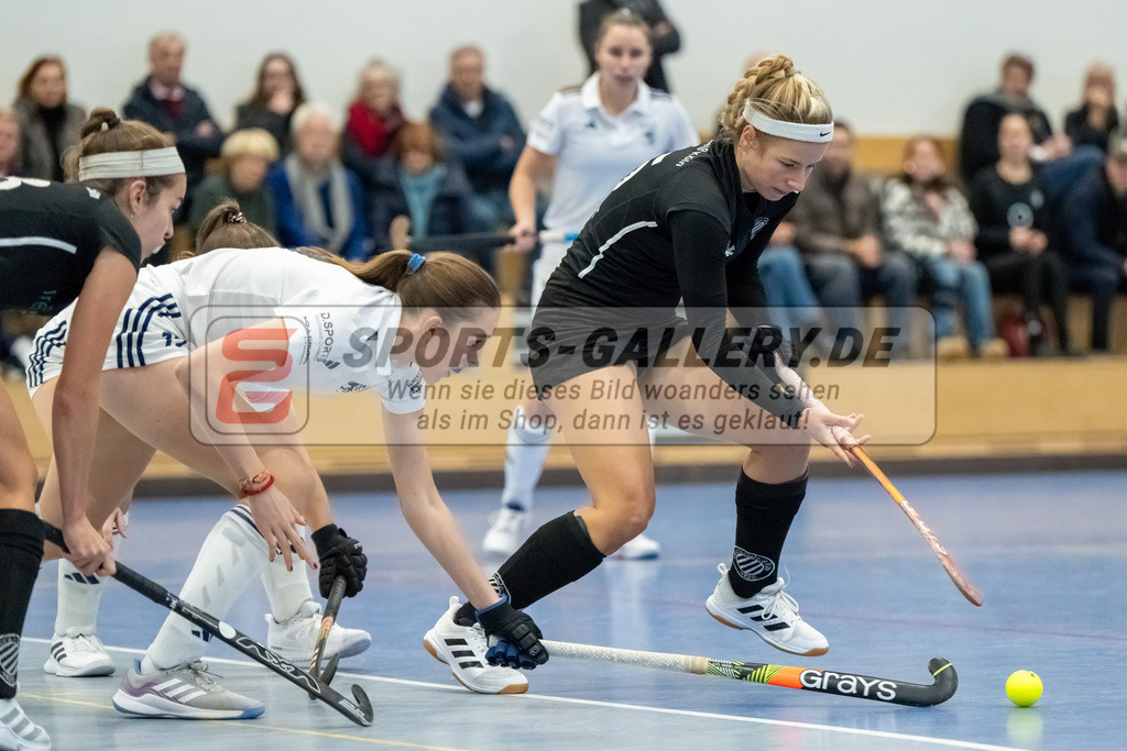 HK_20241201_109461 | 1. Bundesliga Halle Damen Düsseldorfer HC - Schwarz Weiss Köln am 1.12.2024 DHC, Düsseldorf , Emma Becker ( Düsseldorfer HC #19 ) , Josefine Lambert ( Schwarz Weiss Köln #15 )