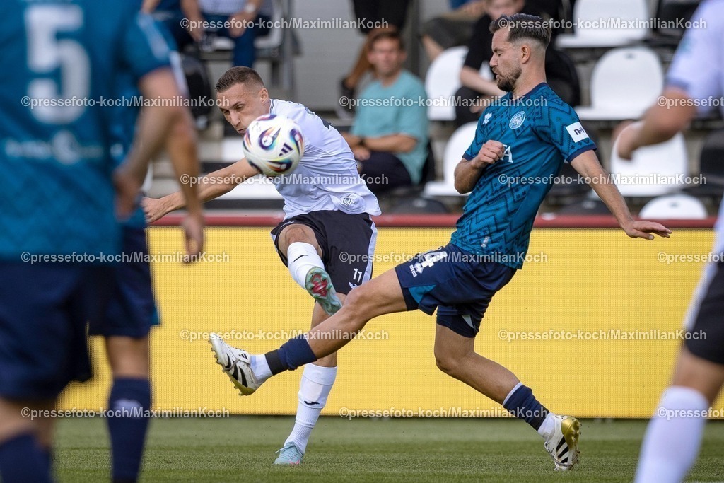 xkwix09082502020 | 09.08.2025, xkwix, Fußball, Liga3, SC Verl - SV Wehen Wiesbaden, Sportclub Arena: Dominik Steczyk (SC Verl #11) im Zweikampf gegen Orestis Kiomourtzoglou (SV Wehen Wiesbaden #14)
