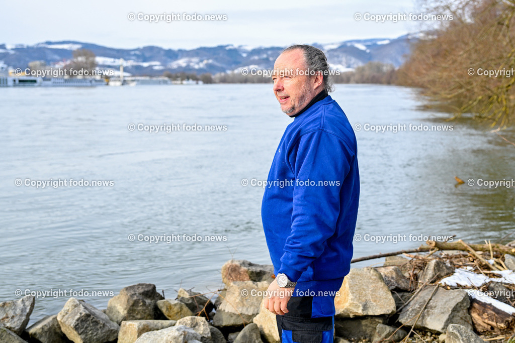 Lebensretter Christian Braeuer_ Linz AG_ 16.01.2024-7 | 16.01.2024, Linz, AUT, Plesching, im Bild Christian Braeuer (Lebensretter) an der Stelle, an welcher er die Frau aus der Donau zog
