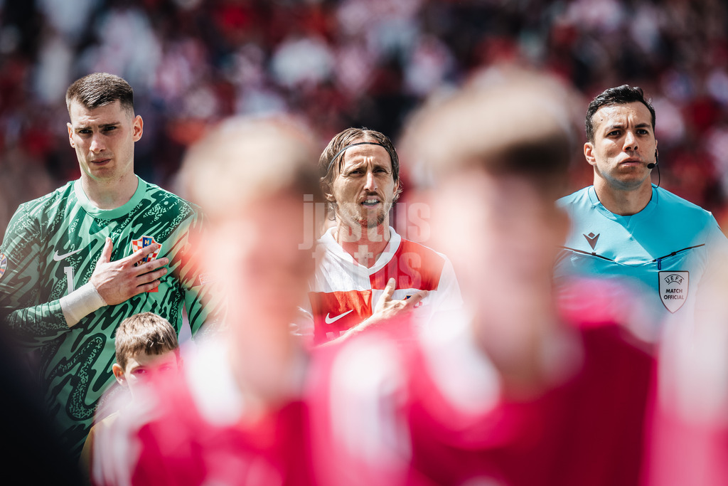 Fußball | Herren | UEFA-Fußball-Europameisterschaft 2024 | Gruppe B | Kroatien vs. Albanien | 19.06.2024 | Luka Modric (#10, Kroatien) in der Mitte beim Singen der Hymne, links daneben Luka Modric (#10, Kroatien) und rechts Mehdi Rahmouni