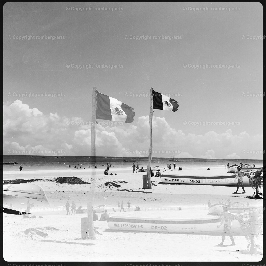 Mysterious | Strand mit Doppelbildern, Fahnen mit mysteriöser Verdoppelung am Strand, Strand in Mexiko