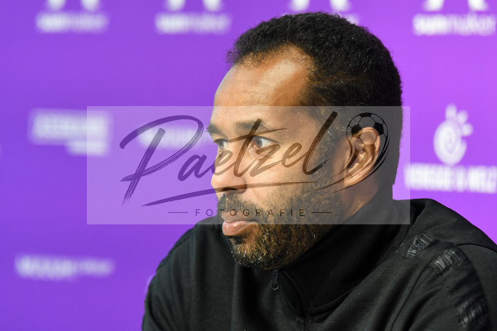 20200127_PKOSNA_0002 | Fußball, Herren: Trainer Daniel Thioune (VfL Osnabrück) schaut bei der Pressekonferenz des VfL Osnabrück am 27.01.2020 im Stadion an der Bremer Brücke in Osnabrück, Deutschland.(Foto von Nico Paetzel) - Realisiert mit Pictrs.com