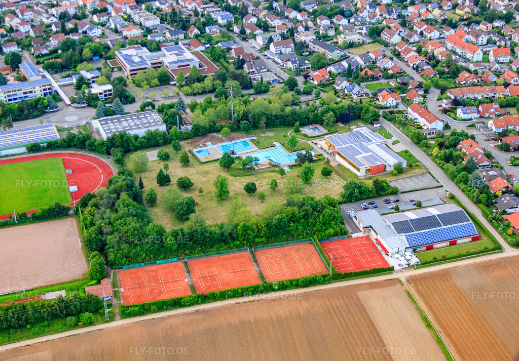 Luftbild: Tennisplätze am Rebmeerbad Bad Bergzabern in Bad Bergzabern im Bundesland Rheinland-Pfalz in Deutschland. Foto: IMG_58028.jpg vom 16.06.2013 durch Werner Riehm/FLY-FOTO.deLequaro - VG Bad Bergzabern
