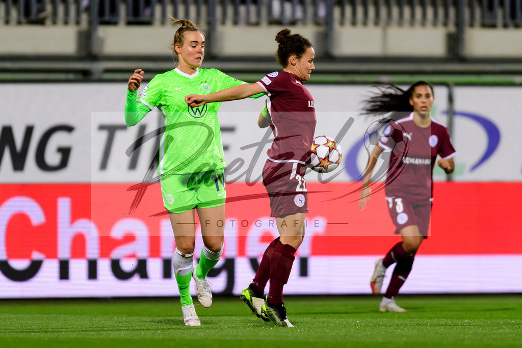 WOBSER20211013_004 | Fussball, Frauen: Jill Roord (VfL Wolfsburg) und Thais Hurni (Servette FCCF) im Zweikampf beim Spiel der UEFA Women´s Champions League zwischen VfL Wolfsburg und Servette FC im AOK-Stadion am 13.10.2021 in Wolfsburg, Deutschland. - Realisiert mit Pictrs.com