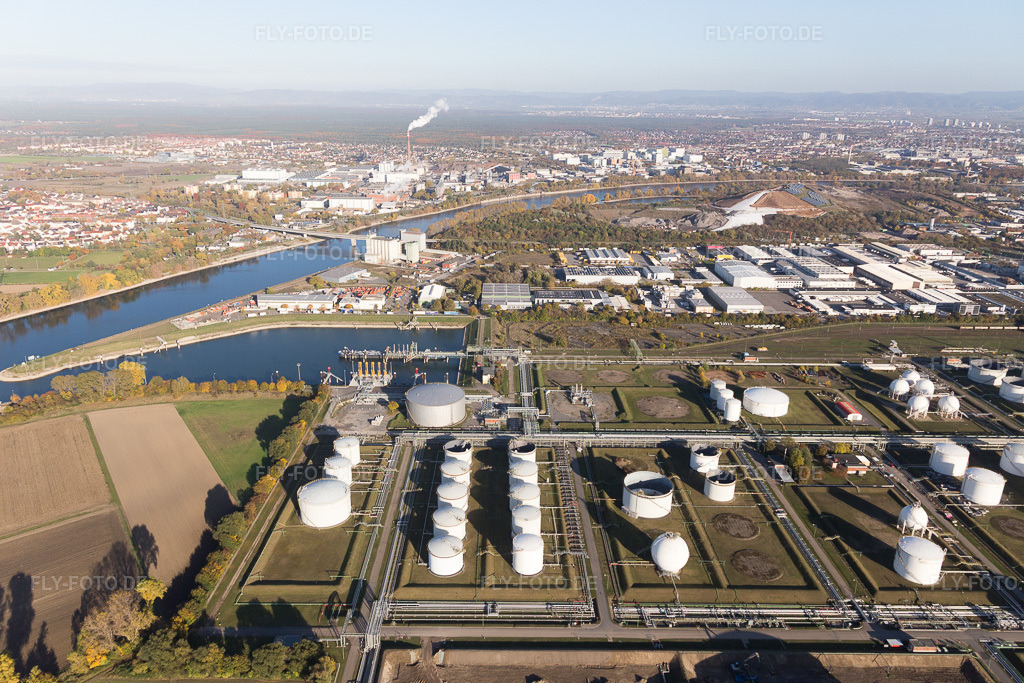 Luftbild: BASF Friesenheim im Ortsteil Neckarstadt-West in Mannheim im Bundesland Baden-Württemberg in Deutschland. Foto: IMG_095504.jpg vom 30.10.2016 durch Werner Riehm/FLY-FOTO.de
