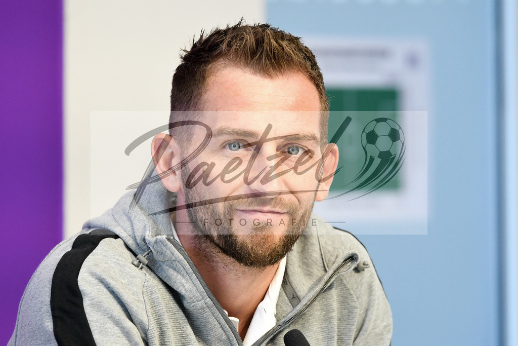 20200228_PKOSNA_0001 | Fussball, Herren: Marc Heider (VfL Osnabrueck) schaut waehrend der Pressekonferenz des VfL Osnabrueck im Presseraum des Stadion an der Bremer Bruecke am 28.02.2020 in Osnabrueck, Deutschland. - Realisiert mit Pictrs.com