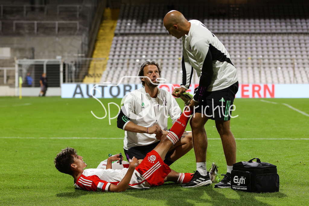 FC Bayern Amateure - FC Memmingen | Der verletzte Younes AITAMER (FCB #17) muss behandelt werden /