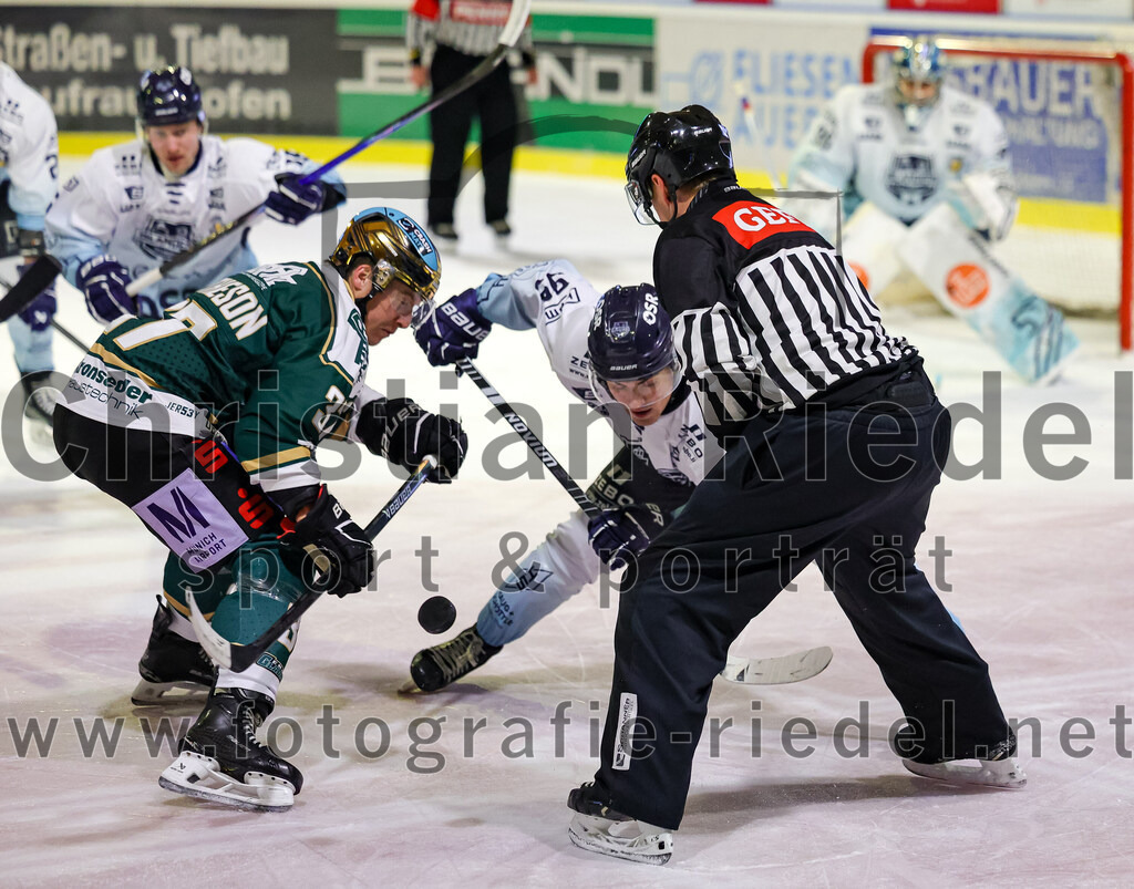 2026-01-06_123_TSV_Erding_gegen_EV_Lindau_Islanders | Erding, Deutschland, 06.01.2026:Eishockey, Oberliga Süd 2025 / 2026, 35. Spieltag, TSV Erding gegen EV Lindau Islanders, Endergebnis: 2:5Thomas Matheson (Erding Gladiators, #37), Valentin Busch (EV Lindau Islanders, #98)Foto: Christian Riedel / fotografie-riedel.net