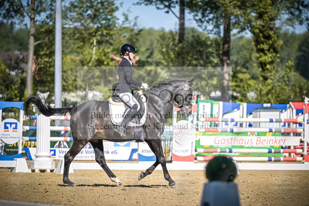 DOS_7403 | Entdecke hochwertige Reitturnierfotos von Foto Oger. Professionell, emotional und authentisch – jetzt Lieblingsmomente im Shop bestellen. - Realisiert mit Pictrs.com