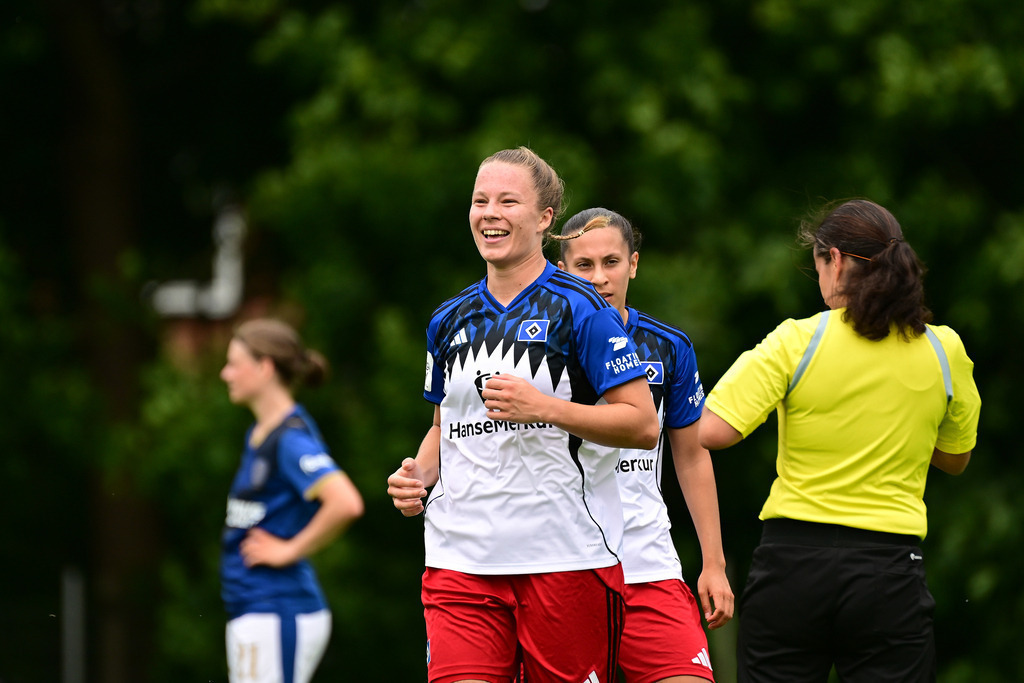 Fußball I Frauen I Saison 2025-2026 I Testspiel I Hamburger SV - Holstein Kiel | Jubel, Begeisterung, Enthusiasmus, Euphorie, Freude, Glücksgefühl, Heiterkeit bei: Christin Martina Ingrid Meyer (16, Hamburger SV) - Realisiert mit Pictrs.com