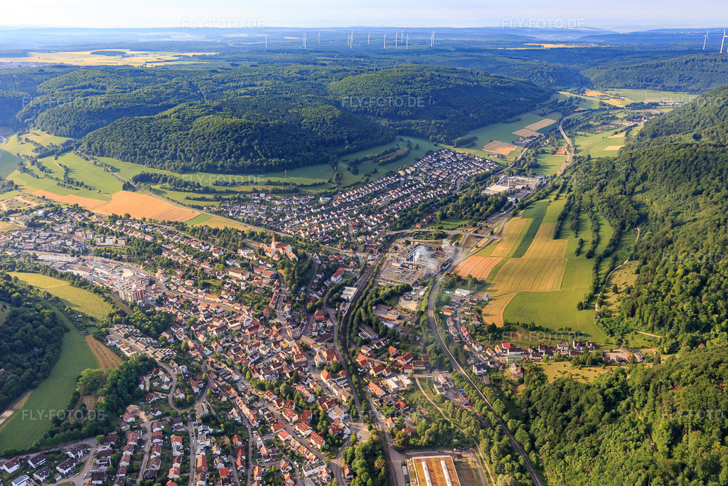 Luftbild: Ortansicht aus Norden mit Papierfabrig Palm im Ortsteil Unterkochen in Aalen im Bundesland Baden-Württemberg in Deutschland. Foto: IMG_101592.jpg vom 08.07.2017 durch Werner Riehm/FLY-FOTO.de