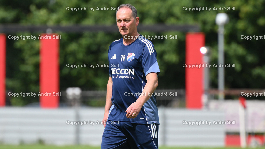SSG Rot-Schwarz Kiel vs SpVg Eidertal Molfsee | Trainer Heiko Dukats-Jadwizak (Molfsee) / Fußball-Landesliga Schleswig Männer 2026/2027 / SSG Rot-Schwarz Kiel vs SpVg Eidertal Molfsee / Sportplatz Meimersdorf / Kiel / 09.08.26 - Realisiert mit Pictrs.com