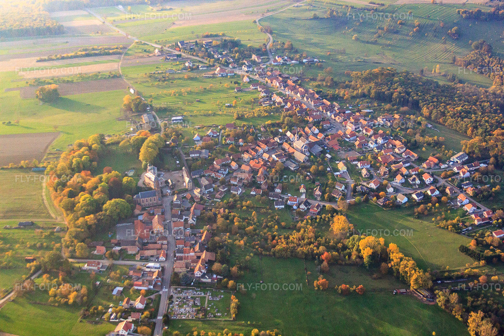 Aerial view: Château de Frœschwiller and Eglise luthérienne dite Église de la Paix in Frœschwiller in the state Bas-Rhin, France. – Photo: IMG_54202.jpg taken on 10/21/2012 by Werner Riehm/FLY-FOTO.com – Resolution of the original: 4752 x 3168 px