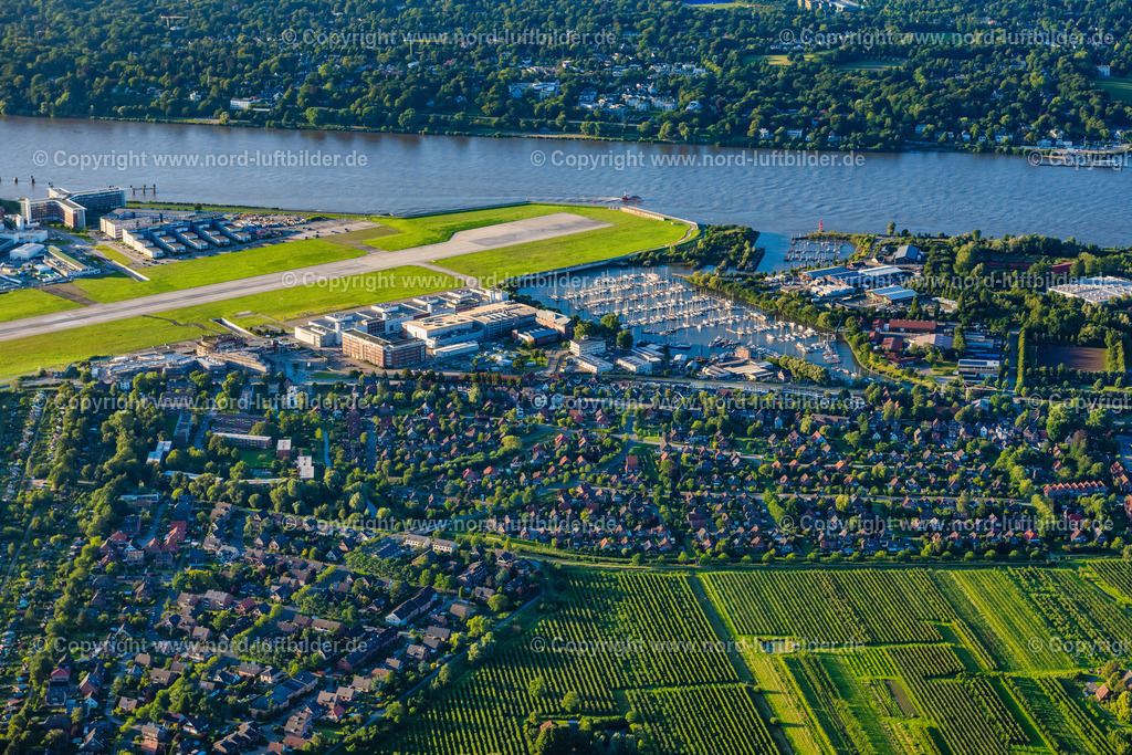 Hamburg_Finkenwerder_Airbus_Gewerbegebiet_ELS_3096090823 | HAMBURG 21.08.2023 Airbus Produktionsgelände und Werksflughafen Finkenwerder in Hamburg. Auf dem ehemaligen Gelände der Hamburger Flugzeugbau - am Elbeufer auf der Halbinsel Finkenwerder -  befindet sich ein Airbus-Werk mit eigenem Werksflughafen. Weiterführende Informationen bei: Airbus SE. // Airbus works and airport of Finkenwerder in Hamburg in Germany. The former Hamburger Flugzeugbau works  - on the Finkenwerder Peninsula on the riverbank of the Elbe - include an Airbus production site with an airplane. Several Airbus planes and models are being constructed here. Further information at: Airbus SE. Foto: Martin Elsen