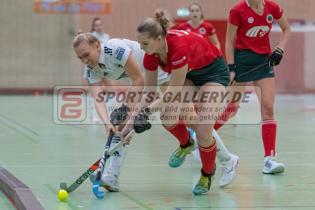 HK_20221126_101755 | 1. Bundesliga ( Halle ) Damen Crefelder HTC - Düsseldorfer HC am 27.11.2022 Crefelder HTC, Krefeld , Sara Strauss ( Düsseldorfer HC #11 ) , Hebert Myrthe ( Crefelder HTC #71 )