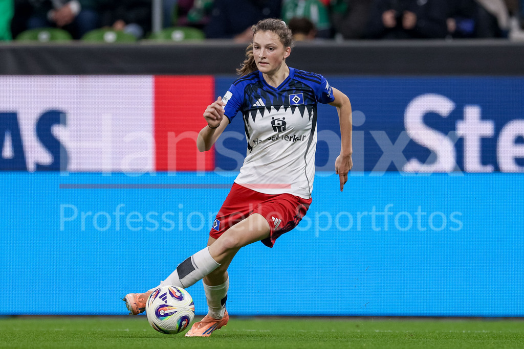 Fussball, Google Pixel Frauen-Bundesliga, SV Werder Bremen - Hamburger SV | Lotta Wrede (Hamburger SV, 32) am Ball, Freisteller, Einzelbild, Ganzkörper, Aktion, Action, Spielszene, DIE DFB-RICHTLINIEN UNTERSAGEN JEGLICHE NUTZUNG VON FOTOS ALS SEQUENZBILDER UND/ODER VIDEOÄHNLICHE FOTOSTRECKEN. DFB REGULATIONS PROHIBIT ANY USE OF PHOTOGRAPHS AS IMAGE SEQUENCES AND/OR QUASI-VIDEO.