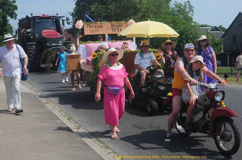 Geißmannsdorf-2026-Festumzug-181 | Festumzug in Geißmannsdorf bei Bischofswerda im Juni 2026. Fotografische Eindrücke und Momentaufnahmen vom Festumzug anläßlich des 800-jährigen Bestehens von Geißmannsdorf - mit Teilnehmern und Gästen, Strohpuppen und geschmückten Vorgärten und Grundstücken - Realisiert mit Pictrs.com