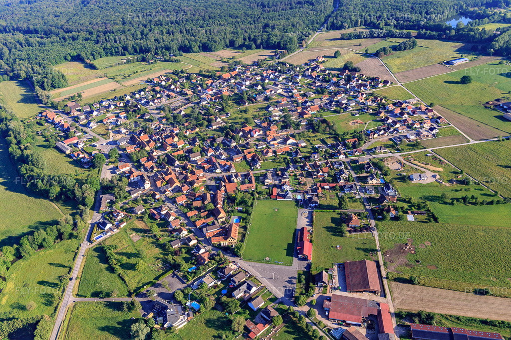 Luftbild: Ortsansicht von Süden in Forstfeld im Bundesland Bas-Rhin in Frankreich. – Foto: IMG_115017.jpg vom 01.06.2019 durch Werner Riehm/FLY-FOTO.de – Auflösung des Originals: 5472 x 3648 px