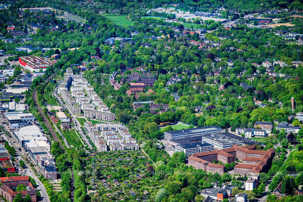 Hamburg_Lokstedt_Gertmarcusstrasse_ELS_3161010525 | HAMBURG 01.05.2025 Mehrfamilienhaus- Wohnanlage Tarpenbeker Ufer an der Gert-Marcus-Straße im Ortsteil Groß Borstel in Hamburg, Deutschland. Weiterführende Informationen bei: Architekt Martin Förster  Generalplanungsgesellschaft mbH,  HBH Hanseatische Baugenossenschaft Hamburg eG,  LRW Architekten und Stadtplaner Loosen, Rüschoff + Winkler  PartG mbB,  Otto Wulff Bauunternehmung GmbH. // Multi-family residential complex Tarpenbeker Ufer on Gert-Marcus-Strasse in the Gross Borstel district of Hamburg, Germany. Further information at: Architekt Martin Foerster  Generalplanungsgesellschaft mbH,  HBH Hanseatische Baugenossenschaft Hamburg eG,  LRW Architekten und Stadtplaner Loosen, Rueschoff + Winkler  PartG mbB,  Otto Wulff Bauunternehmung GmbH. Foto: Martin Elsen