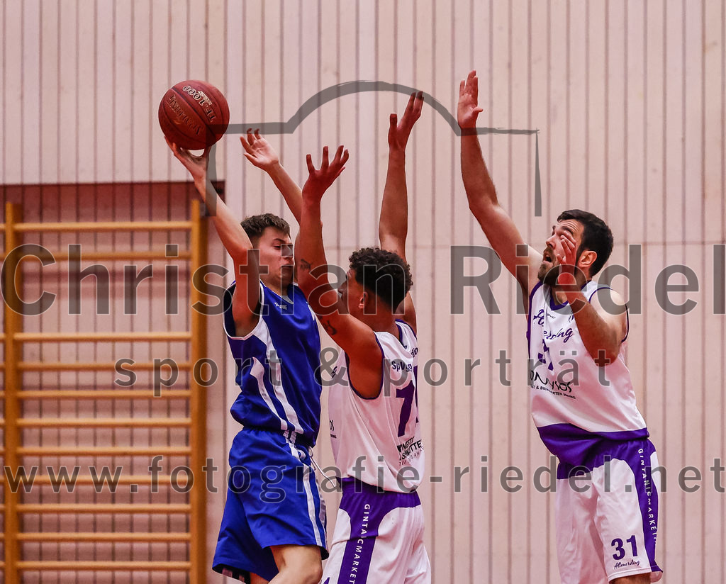 2022-05-29_020_SpVgg_Altenerding_gegen_Muenchen_Basket_2 | Erding, Deutschland, 29.05.2022:
Basketball, Bezirksliga 2021 / 2022, Herren Turnier der 2. der Aufstiegsrunden, SpVgg Altenerding gegen München Basket 2, Endergebnis: 

Luis Winkler (SpVgg Altenerding, #11), Sasa Sukovic (SpVgg Altenerding, #31)

Foto: Christian Riedel / fotografie-riedel.net