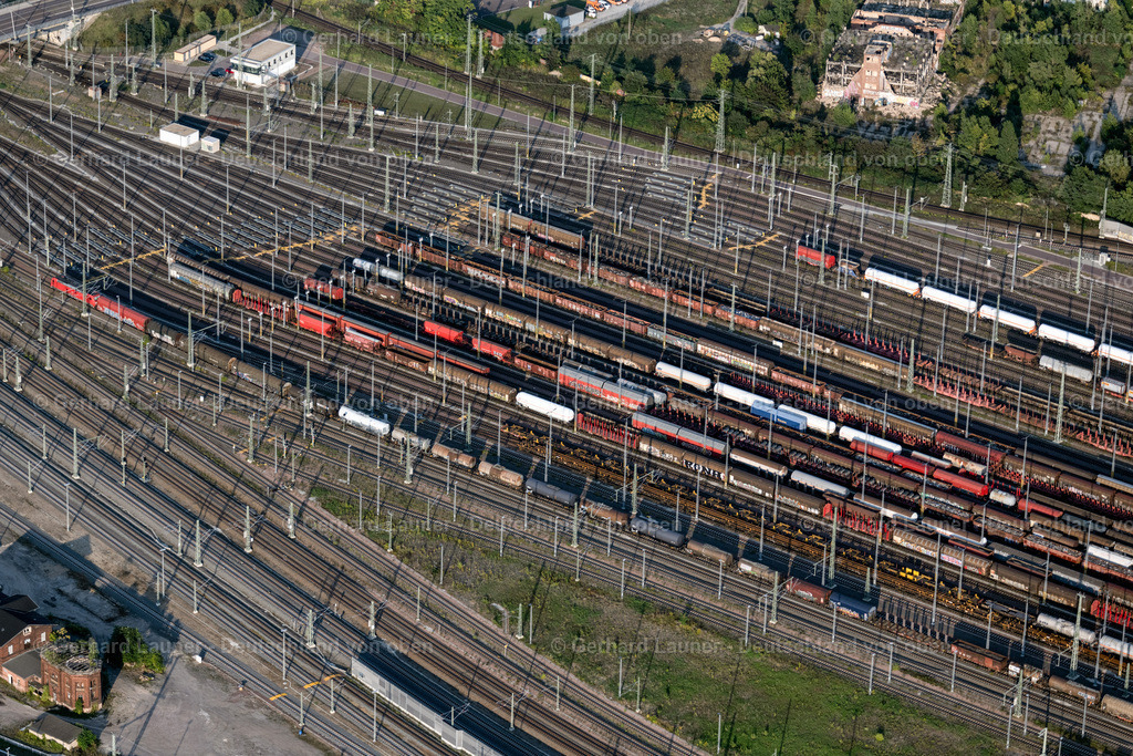 4062524 | HALLE (SAALE) 08.09.2021 Schienen- und Gleisstrecken auf den Abstellgleisen und Rangierstrecken des Rangierbahnhofes und Güterbahnhofes der Deutschen Bahn in Halle (Saale) im Bundesland Sachsen-Anhalt, Deutschland. Weiterführende Informationen bei: DB Netz AG. // marshalling yard and freight station of the Deutsche Bahn in Halle (Saale) in the state Saxony-Anhalt, Germany. Further information at: DB Netz AG. Foto: Gerhard Launer