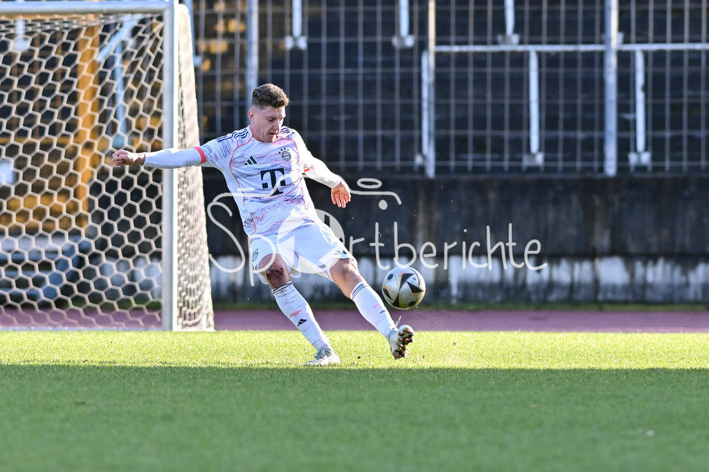 TSV Schwaben Augsburg - FC Bayern Amateure | AUGSBURG, GERMANY - 29. NOVEMBER: am Ball David HEINDL (FC Bayern München II 4) / Einzelfoto / Freisteller beim Ligaspiel zwischen dem TSV Schwaben Augsburg und den Amateuren des FC Bayern am 20. Spieltag der Regionalliga Bayern im Rosenaustadion