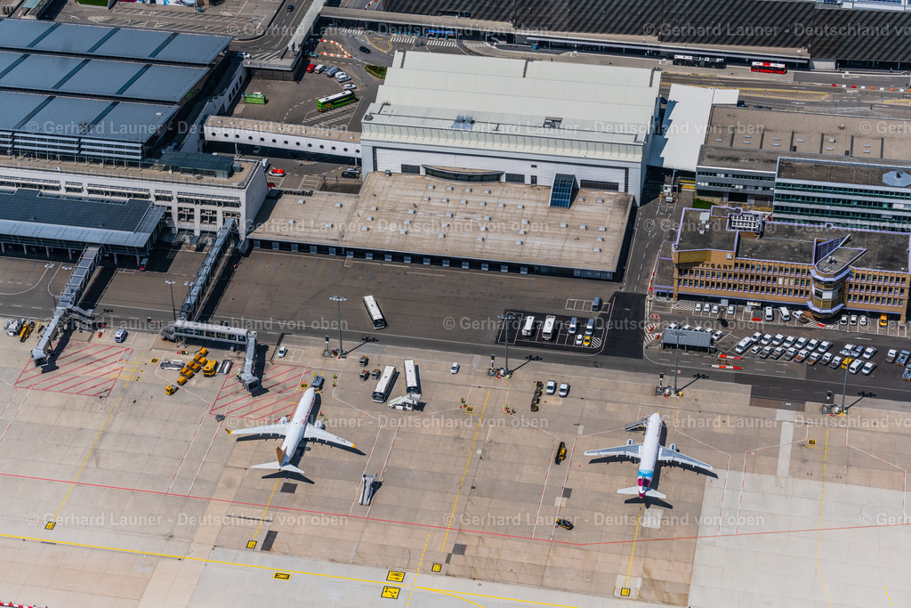 4046594 | FILDERSTADT 19.07.2021 Passagierflugzeuge auf der Parkposition - Abstellfläche auf dem Flughafen Stuttgart in Filderstadt im Bundesland Baden-Württemberg, Deutschland. Weiterführende Informationen bei: Flughafen Stuttgart GmbH. // Passenger airplanes in parking position - parking area at the airport Stuttgart in Filderstadt in the state Baden-Wuerttemberg, Germany. Further information at: Flughafen Stuttgart GmbH. Foto: Gerhard Launer