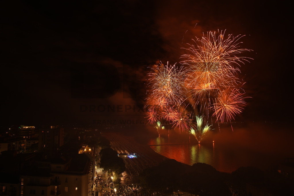Ferragosto Fireworks in Grado, Italy | GRADO, ITALY, 15.AUG.26 - FIREWORKS - Ferragosto fireworks over the Adriatic Sea in Grado, Italy. Colorful fireworks light up the night sky above the beach, coastline and waterfront during the traditional summer celebration. - Realisiert mit Pictrs.com