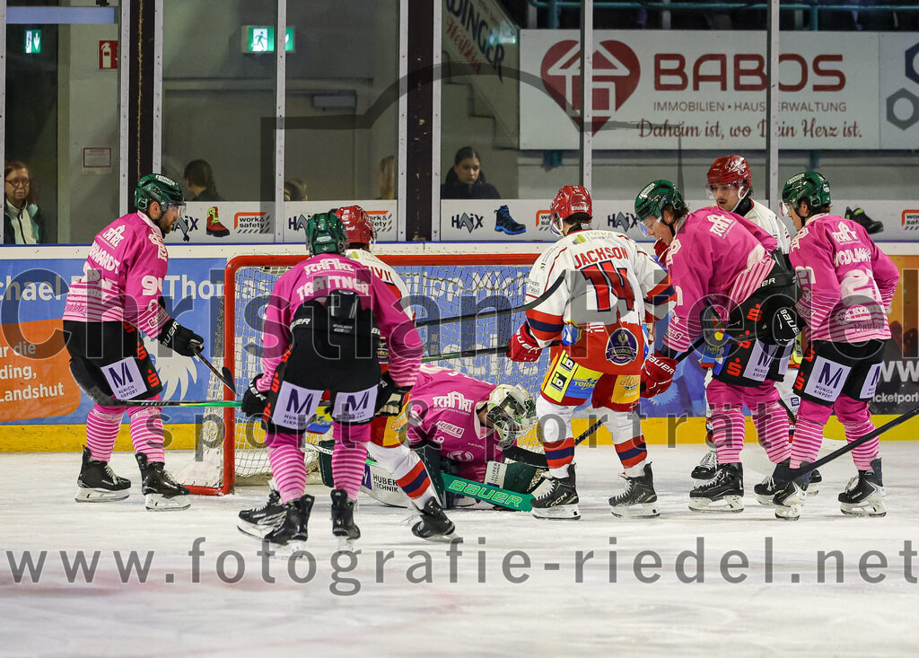 2025-10-24_103_TSV_Erding_gegen_Deggendorfer_SC | Erding, Deutschland, 24.10.2025:Eishockey, Oberliga Süd 2025 / 2026, 11. Spieltag, TSV Erding gegen Deggendorfer SC, Endergebnis: 2:4Markus Eberhardt (Erding Gladiators, #94), Louis Trattner (Erding Gladiators, #7), Torwart Leon Meder (Erding Gladiators, #39), Ty Jackson (Deggendorfer SC, #14), Moritz Köttstorfer (Erding Gladiators, #61)Foto: Christian Riedel / fotografie-riedel.net