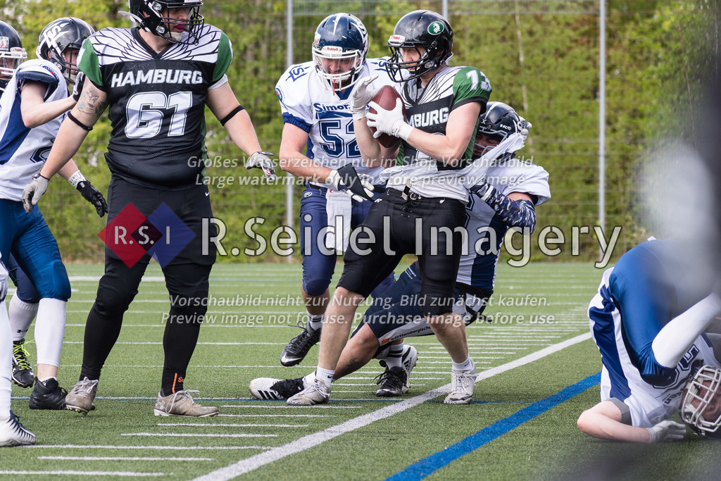 Fußball, Saison 2022, Oberliga Nord, Hamburg Black Swans - Flensburg Sealoards, Swans Field (Hamburg), 07.05.2022, 1. Spieltag | Morten Jandik (#52, Sealords), Marcel Weber (#13, Swans)