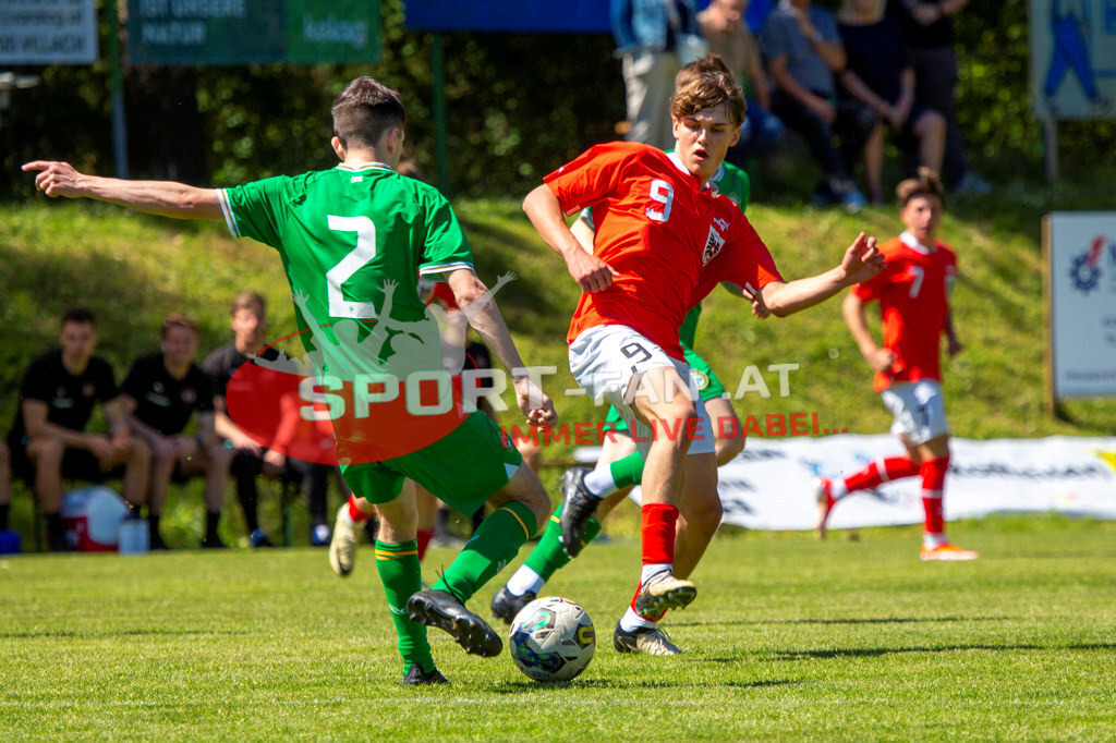 Fußball Halbfinale | Tadhg Prizeman (U15 Irland #2) Nico Berger (U15 Österreich #9) Amar Selimovic (U15 Österreich #7) Fußball Halbfinale, Irland U15 - Österreich U15 am 29.04.2024 in Arnoldstein (Sportplatz), Austria, (Photo by Ernst Krawagner sport-fan.at) - Realisiert mit Pictrs.com