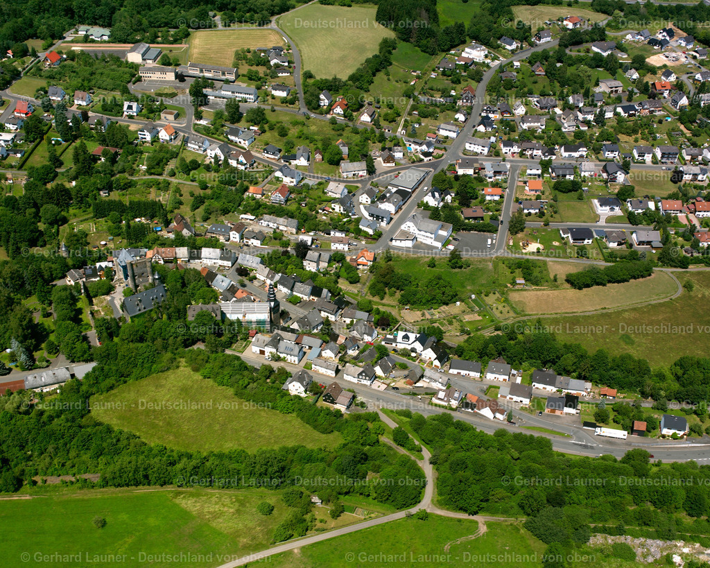 2610727 | BEILSTEIN 09.06.2006 Ortsansicht der Straßen und Häuser der Wohngebiete in Beilstein im Bundesland Hessen, Deutschland // Town View of the streets and houses of the residential areas in Beilstein in the state Hesse, Germany Foto: Gerhard Launer