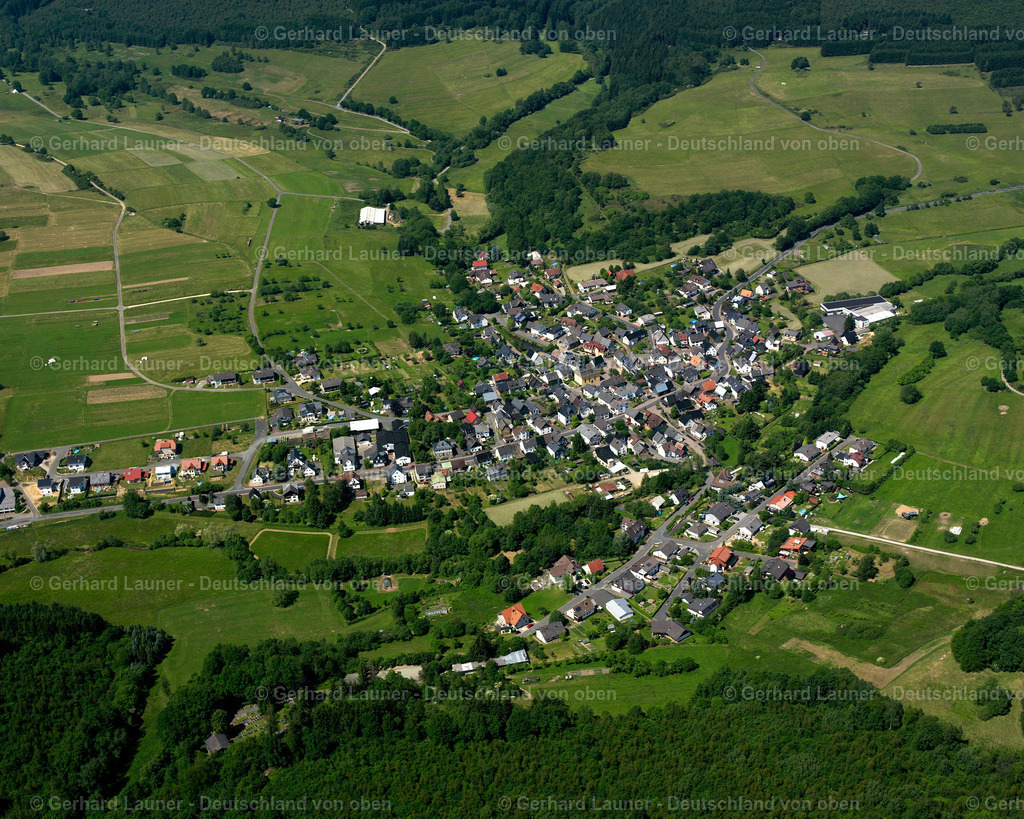 2611101 | OBERROßBACH 09.06.2006 Stadtansicht des Innenstadtbereiches  in Oberroßbach im Bundesland Hessen, Deutschland // City view on down town  in Oberroßbach in the state Hesse, Germany Foto: Gerhard Launer