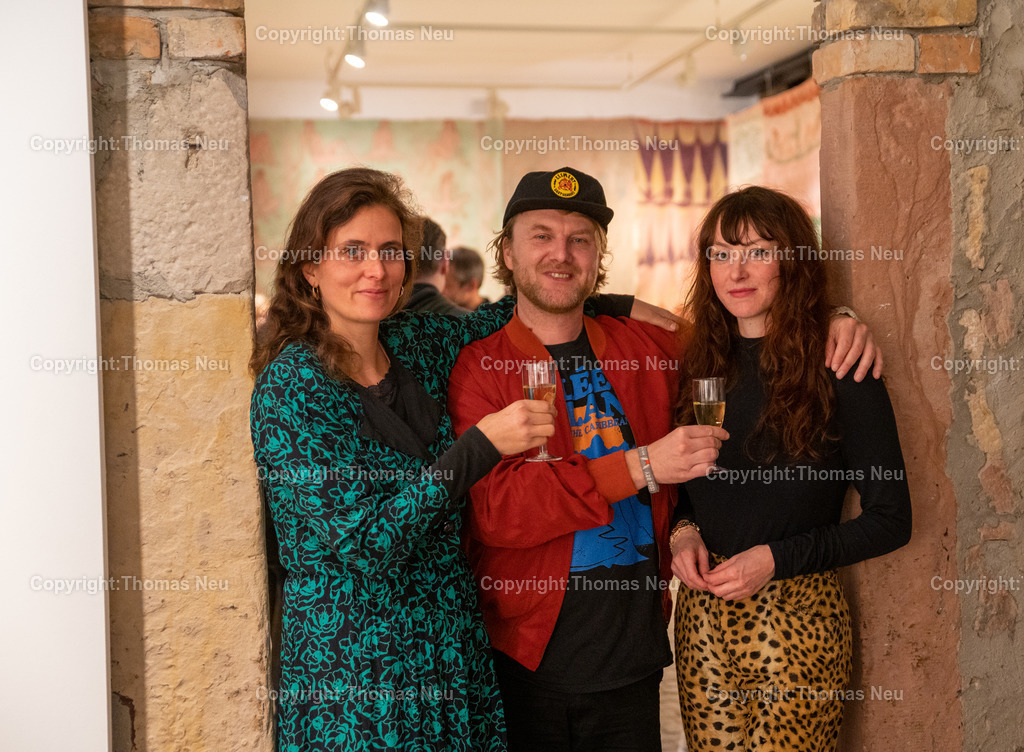 DSC_7083 | bbe,Museum, "Mamma Mia Amore Mio" Ausstellung der drei befreundeten Künstler.innen (V.L. Inga Kerber (grünes Kleid) , Moritz Schleime und Corinna von Lebusa ,, Bild: Thomas Neu