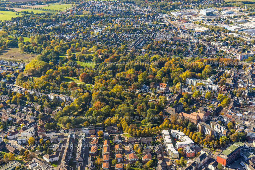 Moers221004233 | Luftbild, Schlosspark Moers, Moerser Schloss, kath. St.-Josefs-Kirche, Moers, Ruhrgebiet, Nordrhein-Westfalen, Deutschland