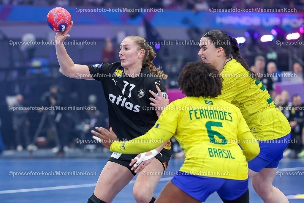 IHF09122501023 | 09.12.2025, Handball WM Frauen, Viertelfinale, Deutschland - Brasilien, 27th IHF Women's Handball World Championship, Westfalenhalle Dortmund: Viola Leuchter (GER #77) im Zweikampf gegen  Mariane Fernandes (Brasilien #06) Marcela Arounian (Brasilien #36) 